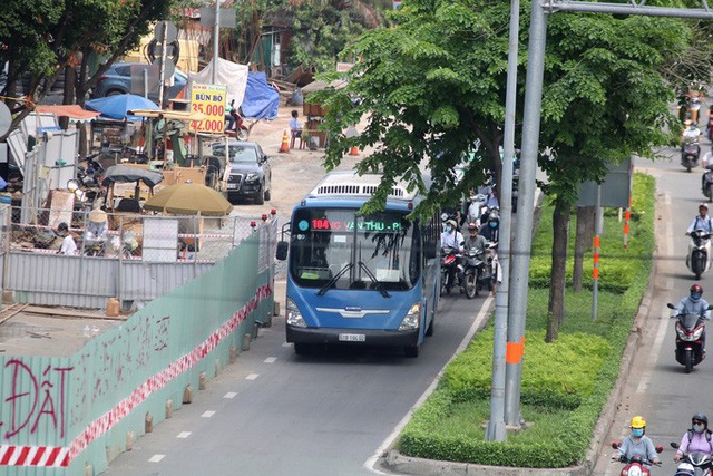  Cận cảnh lô cốt đầy đường khu vực nút giao chân cầu Sài Gòn  - Ảnh 5.