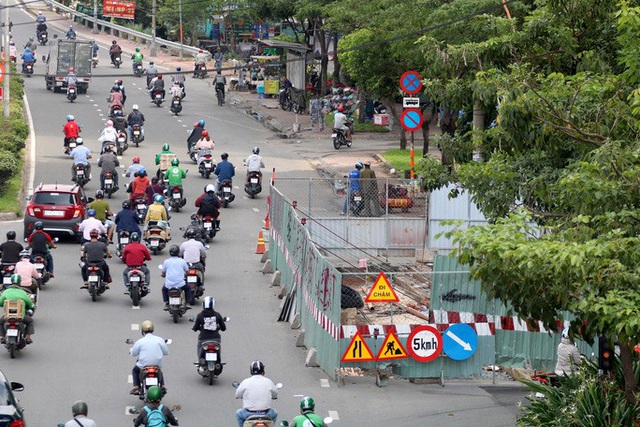  Cận cảnh lô cốt đầy đường khu vực nút giao chân cầu Sài Gòn  - Ảnh 7.
