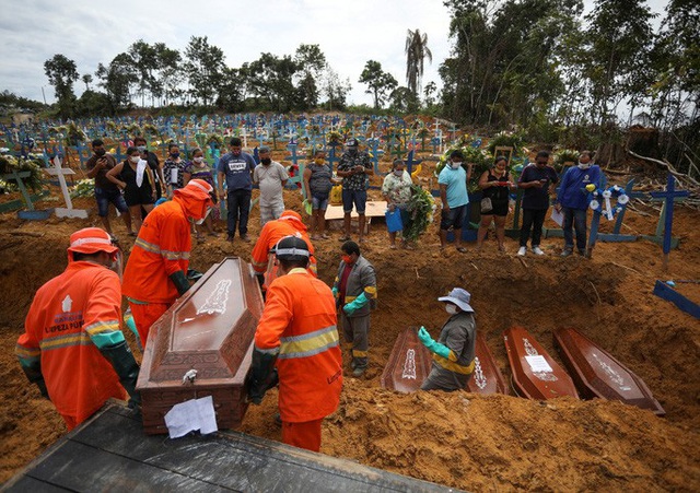  Covid-19: Tổng thống Brazil chống dịch như đùa, các nước láng giềng toát mồ hôi lạnh  - Ảnh 2.