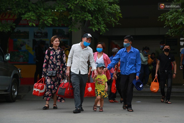 Ảnh: Người dân nườm nượp đổ về Hà Nội và Sài Gòn sau kỳ nghỉ lễ 30/4 - 1/5 - Ảnh 9.