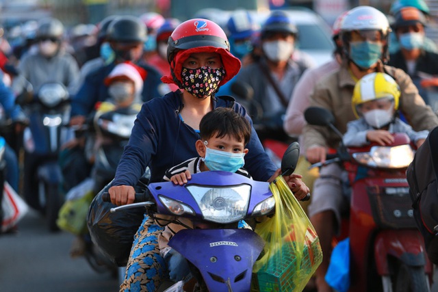  Cửa ngõ phía Tây TP.HCM kẹt cứng, người dân mỏi mệt quay trở lại thành phố sau 4 ngày nghỉ lễ 30/4 - Ảnh 9.