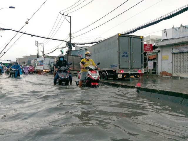  Nhiều khu vực ở TP HCM đang chìm trong mênh mông nước  - Ảnh 2.