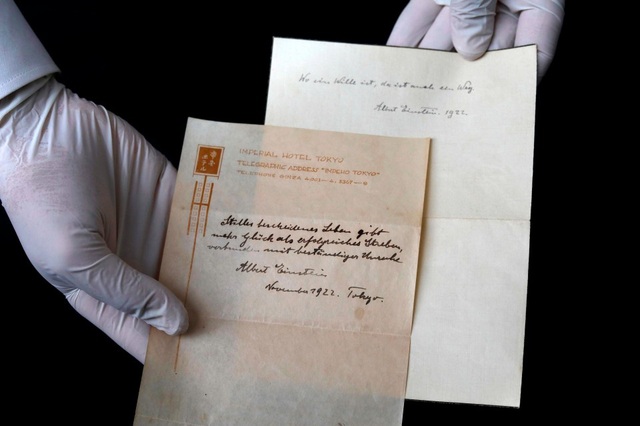 Câu chuyện về 2 mẩu giấy ghi Thuyết Hạnh Phúc trị giá 41 tỷ đồng mà Einstein tặng người đưa thư ở Nhật - Ảnh 2.