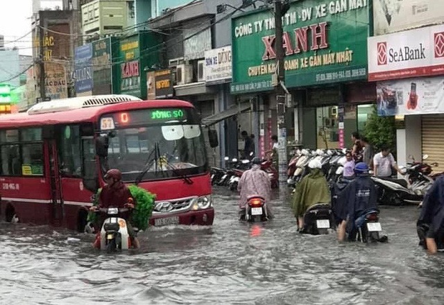  Nhiều khu vực ở TP HCM đang chìm trong mênh mông nước  - Ảnh 6.