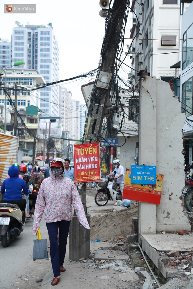 Ảnh: Cận cảnh tuyến phố mạng nhện tử thần khiến người đi đường thót tim ở Hà Nội - Ảnh 17.