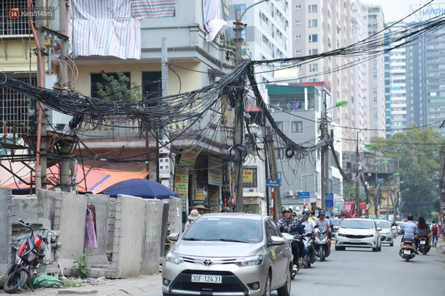 Ảnh: Cận cảnh tuyến phố mạng nhện tử thần khiến người đi đường thót tim ở Hà Nội - Ảnh 18.