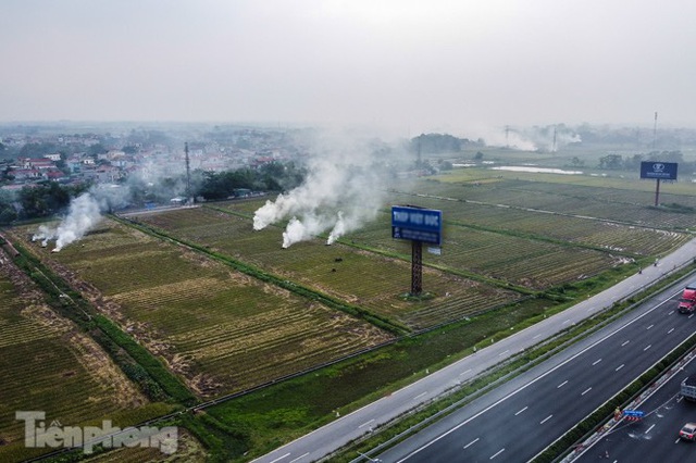 Mù mịt khói bủa vây đường cao tốc Hà Nội - Ninh Bình - Ảnh 4.