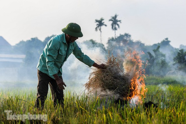 Mù mịt khói bủa vây đường cao tốc Hà Nội - Ninh Bình - Ảnh 6.