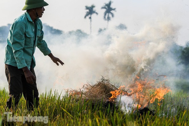 Mù mịt khói bủa vây đường cao tốc Hà Nội - Ninh Bình - Ảnh 7.