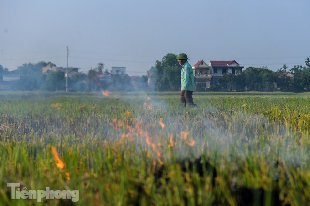 Mù mịt khói bủa vây đường cao tốc Hà Nội - Ninh Bình - Ảnh 8.