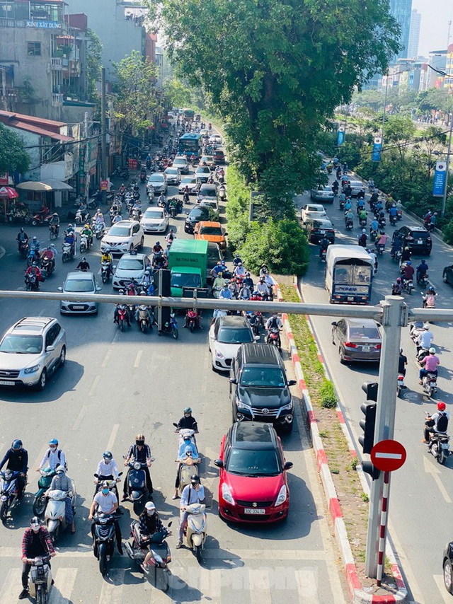 Phương tiện lưu thông trên đường phố Hà Nội tăng đột biến sau kỳ nghỉ 4 ngày - Ảnh 1.