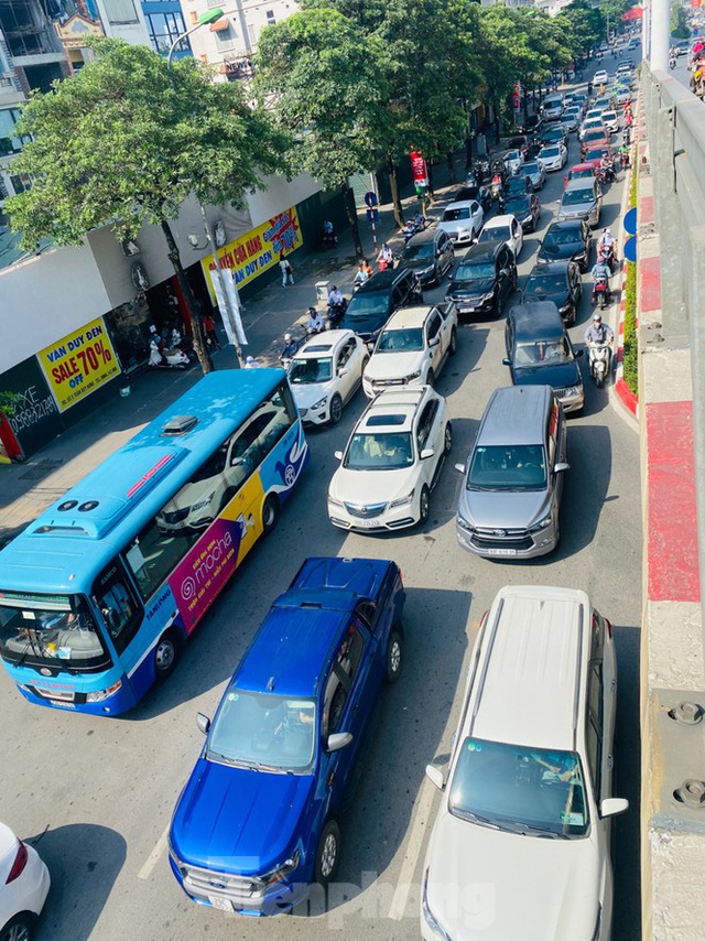 Phương tiện lưu thông trên đường phố Hà Nội tăng đột biến sau kỳ nghỉ 4 ngày - Ảnh 2.