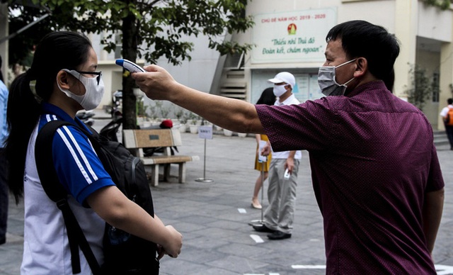  [Ảnh] Học sinh Hà Nội được kiểm tra thân nhiệt, phát khẩu trang miễn phí ngày đầu quay lại trường học - Ảnh 11.