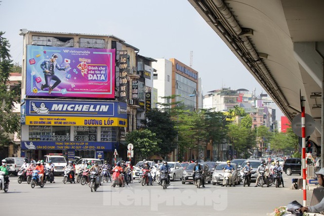 Phương tiện lưu thông trên đường phố Hà Nội tăng đột biến sau kỳ nghỉ 4 ngày - Ảnh 12.