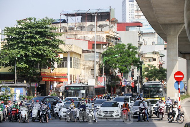 Phương tiện lưu thông trên đường phố Hà Nội tăng đột biến sau kỳ nghỉ 4 ngày - Ảnh 13.