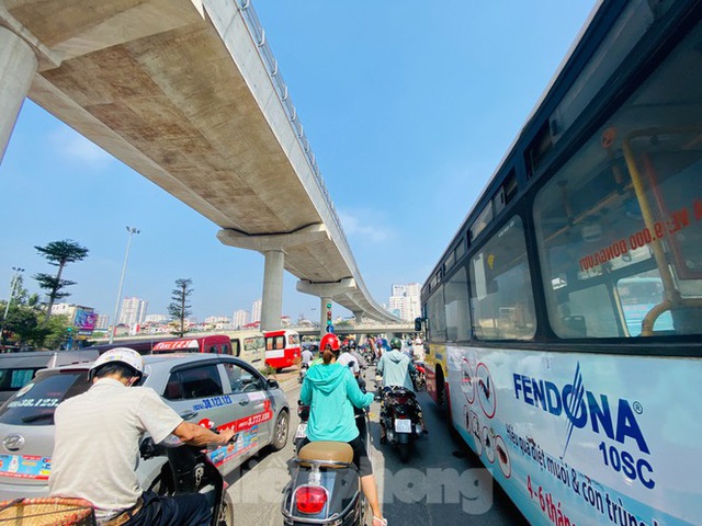 Phương tiện lưu thông trên đường phố Hà Nội tăng đột biến sau kỳ nghỉ 4 ngày - Ảnh 3.