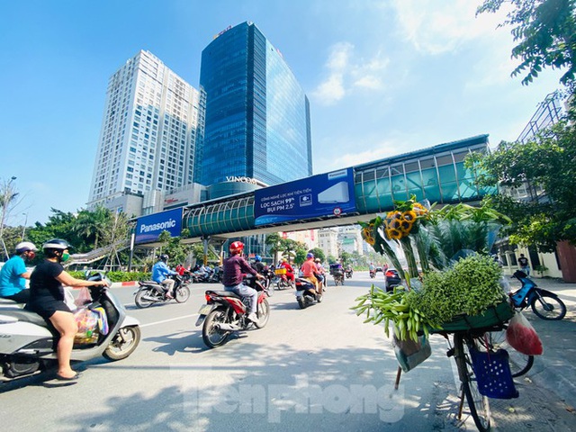 Phương tiện lưu thông trên đường phố Hà Nội tăng đột biến sau kỳ nghỉ 4 ngày - Ảnh 4.