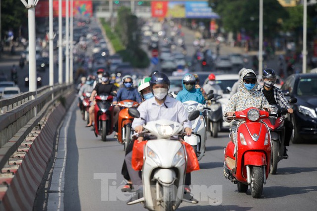 Phương tiện lưu thông trên đường phố Hà Nội tăng đột biến sau kỳ nghỉ 4 ngày - Ảnh 7.