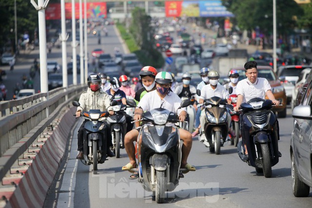 Phương tiện lưu thông trên đường phố Hà Nội tăng đột biến sau kỳ nghỉ 4 ngày - Ảnh 8.