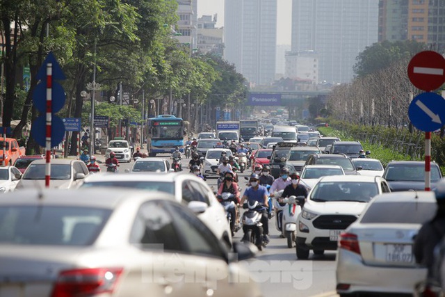 Phương tiện lưu thông trên đường phố Hà Nội tăng đột biến sau kỳ nghỉ 4 ngày - Ảnh 9.