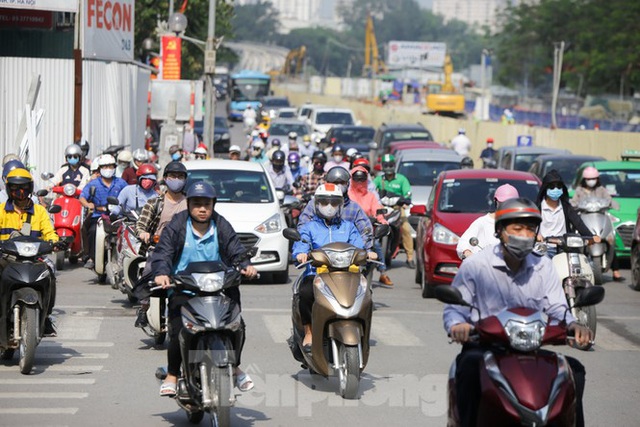 Phương tiện lưu thông trên đường phố Hà Nội tăng đột biến sau kỳ nghỉ 4 ngày - Ảnh 10.