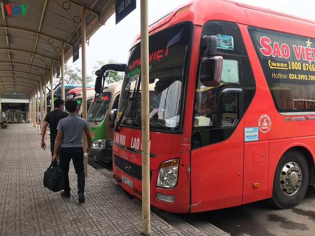 Ảnh: Xe buýt, xe khách liên tỉnh ở Hà Nội vẫn đìu hiu dù hết cách ly xã hội - Ảnh 6.