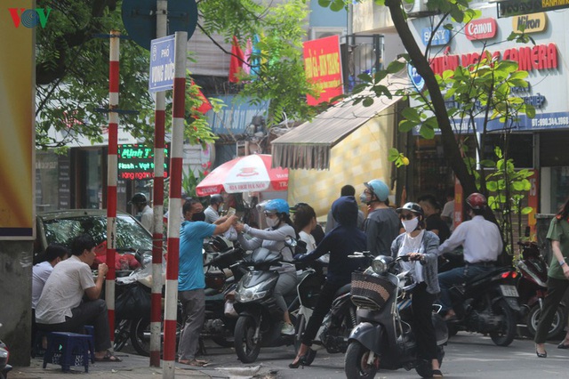 Ảnh: Hàng quán, ô tô đua nhau lấn chiếm vỉa hè ở Hà Nội - Ảnh 2.