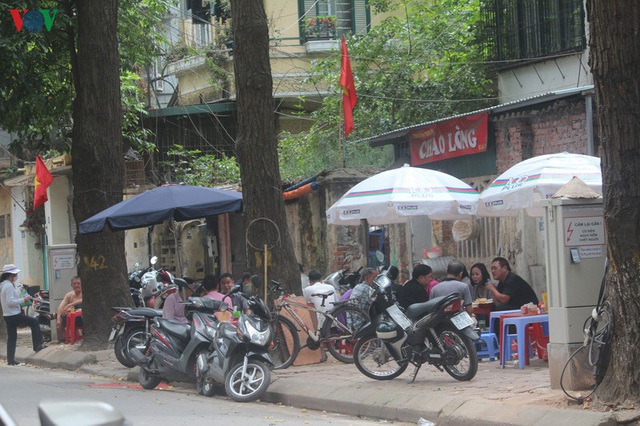Ảnh: Hàng quán, ô tô đua nhau lấn chiếm vỉa hè ở Hà Nội - Ảnh 11.