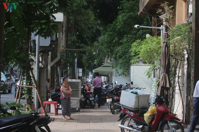 Ảnh: Hàng quán, ô tô đua nhau lấn chiếm vỉa hè ở Hà Nội - Ảnh 13.