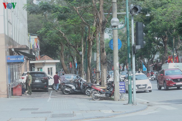 Ảnh: Hàng quán, ô tô đua nhau lấn chiếm vỉa hè ở Hà Nội - Ảnh 14.