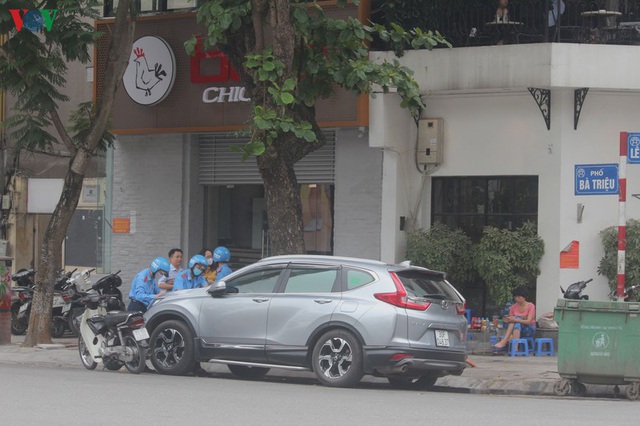 Ảnh: Hàng quán, ô tô đua nhau lấn chiếm vỉa hè ở Hà Nội - Ảnh 17.