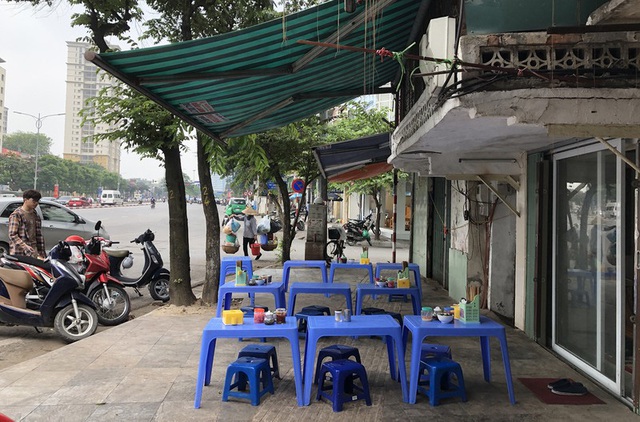 Ảnh: Hàng quán, ô tô đua nhau lấn chiếm vỉa hè ở Hà Nội - Ảnh 4.