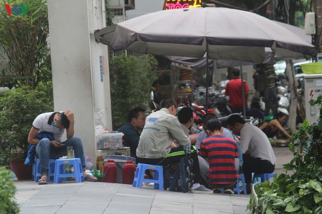 Ảnh: Hàng quán, ô tô đua nhau lấn chiếm vỉa hè ở Hà Nội - Ảnh 5.