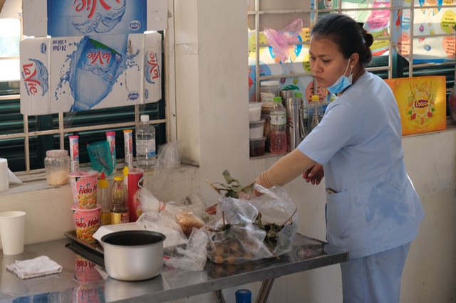 Nỗi lòng nữ lao công làm việc trong khu cách ly theo dõi bệnh nhân tái dương tính: Nhớ con lắm, nhưng chưa về nhà được - Ảnh 5.