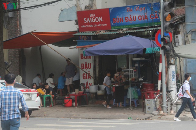Ảnh: Hàng quán, ô tô đua nhau lấn chiếm vỉa hè ở Hà Nội - Ảnh 10.