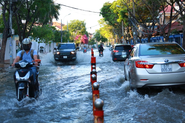  Đường khu Thảo Điền ngập do triều cường, người dân hì hục đẩy xe chết máy - Ảnh 1.