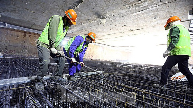 Công nhân làm việc dưới hầm sâu 19 mét ga Nhổn - Ga Hà Nội ngày nắng nóng - Ảnh 6.