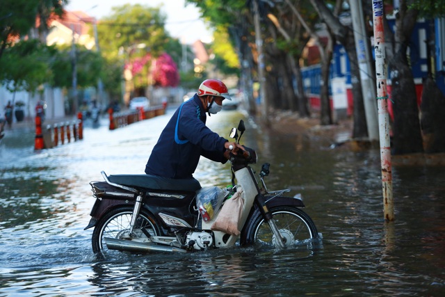  Đường khu Thảo Điền ngập do triều cường, người dân hì hục đẩy xe chết máy - Ảnh 9.