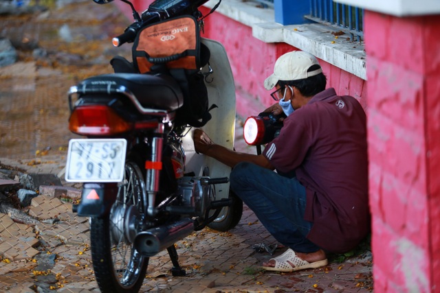  Đường khu Thảo Điền ngập do triều cường, người dân hì hục đẩy xe chết máy - Ảnh 10.