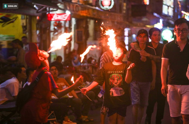 Những đứa trẻ không Tết thiếu nhi, trắng đêm phun lửa mưu sinh ở phố Tây Bùi Viện - Ảnh 1.