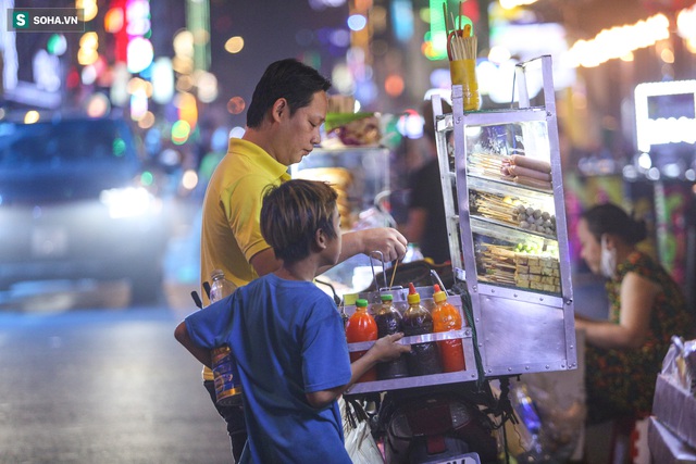 Những đứa trẻ không Tết thiếu nhi, trắng đêm phun lửa mưu sinh ở phố Tây Bùi Viện - Ảnh 12.