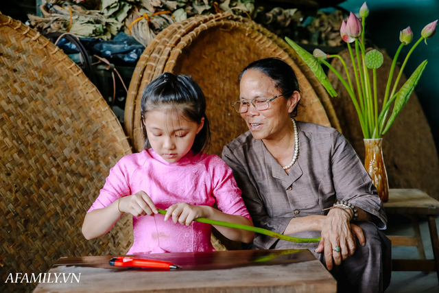 Người phụ nữ chân quê ngoại thành Hà Nội với biệt tài bắt sen nhả tơ, làm nên chiếc khăn giá chẳng kém gì hàng hiệu nổi tiếng - Ảnh 12.