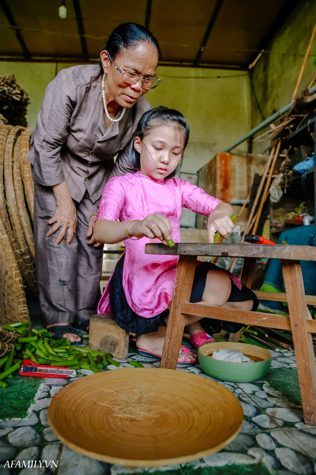 Người phụ nữ chân quê ngoại thành Hà Nội với biệt tài bắt sen nhả tơ, làm nên chiếc khăn giá chẳng kém gì hàng hiệu nổi tiếng - Ảnh 13.