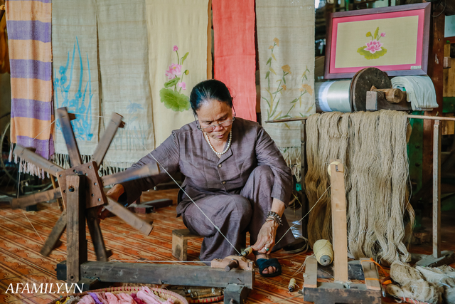 Người phụ nữ chân quê ngoại thành Hà Nội với biệt tài bắt sen nhả tơ, làm nên chiếc khăn giá chẳng kém gì hàng hiệu nổi tiếng - Ảnh 14.