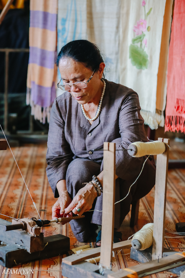 Người phụ nữ chân quê ngoại thành Hà Nội với biệt tài bắt sen nhả tơ, làm nên chiếc khăn giá chẳng kém gì hàng hiệu nổi tiếng - Ảnh 16.