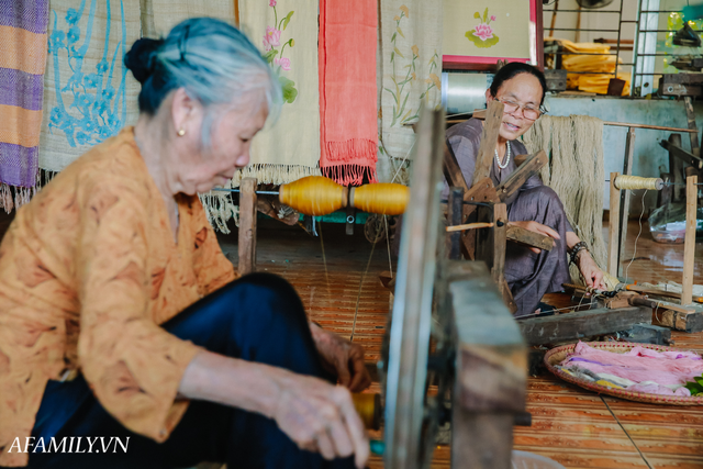 Người phụ nữ chân quê ngoại thành Hà Nội với biệt tài bắt sen nhả tơ, làm nên chiếc khăn giá chẳng kém gì hàng hiệu nổi tiếng - Ảnh 17.