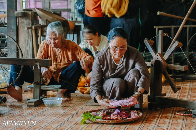 Người phụ nữ chân quê ngoại thành Hà Nội với biệt tài bắt sen nhả tơ, làm nên chiếc khăn giá chẳng kém gì hàng hiệu nổi tiếng - Ảnh 18.