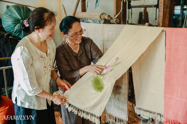 Người phụ nữ chân quê ngoại thành Hà Nội với biệt tài bắt sen nhả tơ, làm nên chiếc khăn giá chẳng kém gì hàng hiệu nổi tiếng - Ảnh 20.
