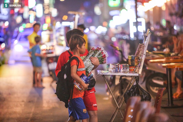 Những đứa trẻ không Tết thiếu nhi, trắng đêm phun lửa mưu sinh ở phố Tây Bùi Viện - Ảnh 3.