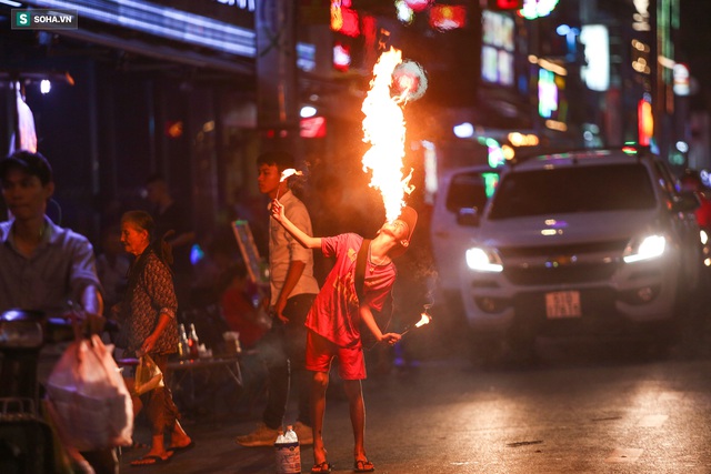 Những đứa trẻ không Tết thiếu nhi, trắng đêm phun lửa mưu sinh ở phố Tây Bùi Viện - Ảnh 5.